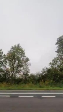 İngiliz Otoyolları ve Otobanlarında Araba Sürüşü. British Road Travel and Traraffic 'in 15 Ekim 2025' te British Highways ve British Highways 'de Cloudy Day Drive sırasında çekilmiş hızlandırılmış kamera görüntüsü.. 