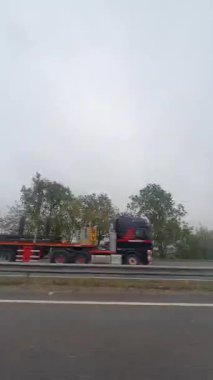 İngiliz Otoyolları ve Otobanlarında Araba Sürüşü. British Road Travel and Traraffic 'in 15 Ekim 2025' te British Highways ve British Highways 'de Cloudy Day Drive sırasında çekilmiş hızlandırılmış kamera görüntüsü.. 