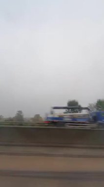 İngiliz Otoyolları ve Otobanlarında Araba Sürüşü. British Road Travel and Traraffic 'in 15 Ekim 2025' te British Highways ve British Highways 'de Cloudy Day Drive sırasında çekilmiş hızlandırılmış kamera görüntüsü.. 