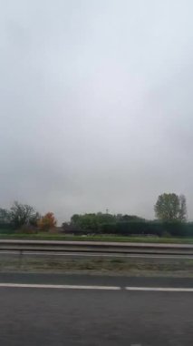 İngiliz Otoyolları ve Otobanlarında Araba Sürüşü. British Road Travel and Traraffic 'in 15 Ekim 2025' te British Highways ve British Highways 'de Cloudy Day Drive sırasında çekilmiş hızlandırılmış kamera görüntüsü.. 