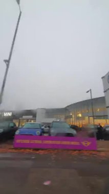 İngiliz Otoyolları ve Otobanlarında Araba Sürüşü. British Road Travel and Traraffic 'in 15 Ekim 2025' te British Highways ve British Highways 'de Cloudy Day Drive sırasında çekilmiş hızlandırılmış kamera görüntüsü.. 