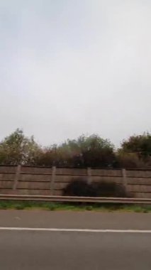 İngiliz Otoyolları ve Otobanlarında Araba Sürüşü. British Road Travel and Traraffic 'in 15 Ekim 2025' te British Highways ve British Highways 'de Cloudy Day Drive sırasında çekilmiş hızlandırılmış kamera görüntüsü.. 