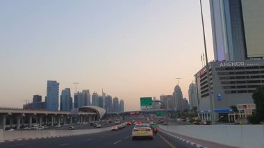 9 Eylül 2025. Otomobil montajlı kamera sokaklar ve yollar görüntüsü Birleşik Arap Emirliği 'nin modern Dubai şehri BAE olarak da bilinir. Yol, Trafik ve Yüksek Binaların Düşük Açı Görüntüsü Pencere Aracına monte edilmiş Kamera ile Yakalandı.