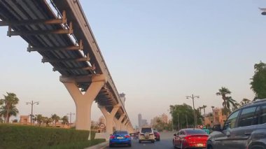 9 Eylül 2025. Otomobil montajlı kamera sokaklar ve yollar görüntüsü Birleşik Arap Emirliği 'nin modern Dubai şehri BAE olarak da bilinir. Yol, Trafik ve Yüksek Binaların Düşük Açı Görüntüsü Pencere Aracına monte edilmiş Kamera ile Yakalandı.