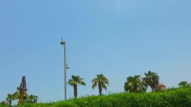 9 Eylül 2025. Otomobil montajlı kamera sokaklar ve yollar görüntüsü Birleşik Arap Emirliği 'nin modern Dubai şehri BAE olarak da bilinir. Yol, Trafik ve Yüksek Binaların Düşük Açı Görüntüsü Pencere Aracına monte edilmiş Kamera ile Yakalandı.