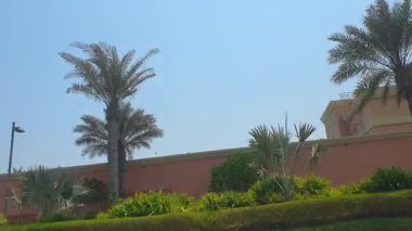 9 Eylül 2025. Otomobil montajlı kamera sokaklar ve yollar görüntüsü Birleşik Arap Emirliği 'nin modern Dubai şehri BAE olarak da bilinir. Yol, Trafik ve Yüksek Binaların Düşük Açı Görüntüsü Pencere Aracına monte edilmiş Kamera ile Yakalandı.