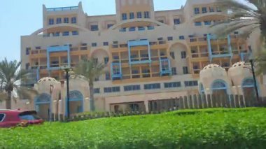 9 Eylül 2025. Otomobil montajlı kamera sokaklar ve yollar görüntüsü Birleşik Arap Emirliği 'nin modern Dubai şehri BAE olarak da bilinir. Yol, Trafik ve Yüksek Binaların Düşük Açı Görüntüsü Pencere Aracına monte edilmiş Kamera ile Yakalandı.