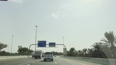 9 Eylül 2025. Otomobil montajlı kamera sokaklar ve yollar görüntüsü Birleşik Arap Emirliği 'nin modern Dubai şehri BAE olarak da bilinir. Yol, Trafik ve Yüksek Binaların Düşük Açı Görüntüsü Pencere Aracına monte edilmiş Kamera ile Yakalandı.