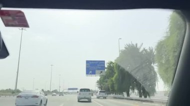 9 Eylül 2025. Otomobil montajlı kamera sokaklar ve yollar görüntüsü Birleşik Arap Emirliği 'nin modern Dubai şehri BAE olarak da bilinir. Yol, Trafik ve Yüksek Binaların Düşük Açı Görüntüsü Pencere Aracına monte edilmiş Kamera ile Yakalandı.