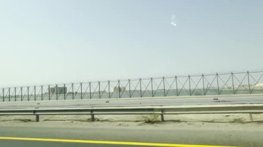 9 Eylül 2025. Otomobil montajlı kamera sokaklar ve yollar görüntüsü Birleşik Arap Emirliği 'nin modern Dubai şehri BAE olarak da bilinir. Yol, Trafik ve Yüksek Binaların Düşük Açı Görüntüsü Pencere Aracına monte edilmiş Kamera ile Yakalandı.