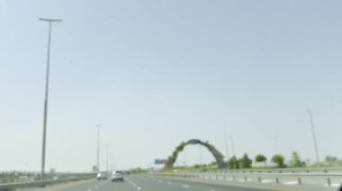 9 Eylül 2025. Otomobil montajlı kamera sokaklar ve yollar görüntüsü Birleşik Arap Emirliği 'nin modern Dubai şehri BAE olarak da bilinir. Yol, Trafik ve Yüksek Binaların Düşük Açı Görüntüsü Pencere Aracına monte edilmiş Kamera ile Yakalandı.