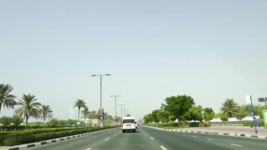 9 Eylül 2025. Otomobil montajlı kamera sokaklar ve yollar görüntüsü Birleşik Arap Emirliği 'nin modern Dubai şehri BAE olarak da bilinir. Yol, Trafik ve Yüksek Binaların Düşük Açı Görüntüsü Pencere Aracına monte edilmiş Kamera ile Yakalandı.