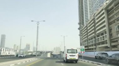 9 Eylül 2025. Otomobil montajlı kamera sokaklar ve yollar görüntüsü Birleşik Arap Emirliği 'nin modern Dubai şehri BAE olarak da bilinir. Yol, Trafik ve Yüksek Binaların Düşük Açı Görüntüsü Pencere Aracına monte edilmiş Kamera ile Yakalandı.