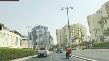 9 Eylül 2025. Otomobil montajlı kamera sokaklar ve yollar görüntüsü Birleşik Arap Emirliği 'nin modern Dubai şehri BAE olarak da bilinir. Yol, Trafik ve Yüksek Binaların Düşük Açı Görüntüsü Pencere Aracına monte edilmiş Kamera ile Yakalandı.