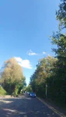 İngiliz Otoyolları ve Otobanlarında Araba Sürüşü. British Road Travel and Trafic 'in 15 Ekim 2025' te İngiltere 'nin İngiliz Otoyolları ve Otoyolları' nda Sunny Day Drive sırasında çekilmiş kamerası hızlandırılmış dikey görüntüsü..