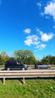İngiliz Otoyolları ve Otobanlarında Araba Sürüşü. British Road Travel and Trafic 'in 15 Ekim 2025' te İngiltere 'nin İngiliz Otoyolları ve Otoyolları' nda Sunny Day Drive sırasında çekilmiş kamerası hızlandırılmış dikey görüntüsü..