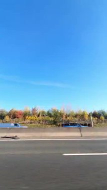 İngiliz Otoyolları ve Otobanlarında Araba Sürüşü. British Road Travel and Trafic 'in 15 Ekim 2025' te İngiltere 'nin İngiliz Otoyolları ve Otoyolları' nda Sunny Day Drive sırasında çekilmiş kamerası hızlandırılmış dikey görüntüsü..