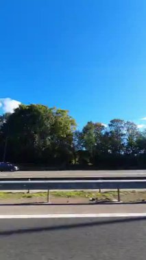 İngiliz Otoyolları ve Otobanlarında Araba Sürüşü. British Road Travel and Trafic 'in 15 Ekim 2025' te İngiltere 'nin İngiliz Otoyolları ve Otoyolları' nda Sunny Day Drive sırasında çekilmiş kamerası hızlandırılmış dikey görüntüsü..