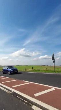 İngiliz Otoyolları ve Otobanlarında Araba Sürüşü. British Road Travel and Trafic 'in 15 Ekim 2025' te İngiltere 'nin İngiliz Otoyolları ve Otoyolları' nda Sunny Day Drive sırasında çekilmiş kamerası hızlandırılmış dikey görüntüsü..