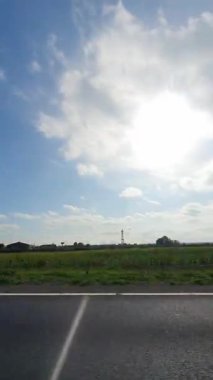 İngiliz Otoyolları ve Otobanlarında Araba Sürüşü. British Road Travel and Trafic 'in 15 Ekim 2025' te İngiltere 'nin İngiliz Otoyolları ve Otoyolları' nda Sunny Day Drive sırasında çekilmiş kamerası hızlandırılmış dikey görüntüsü..