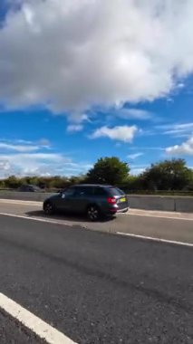 İngiliz Otoyolları ve Otobanlarında Araba Sürüşü. British Road Travel and Trafic 'in 15 Ekim 2025' te İngiltere 'nin İngiliz Otoyolları ve Otoyolları' nda Sunny Day Drive sırasında çekilmiş kamerası hızlandırılmış dikey görüntüsü..