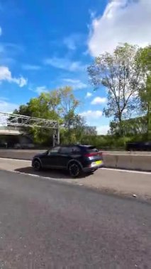 İngiliz Otoyolları ve Otobanlarında Araba Sürüşü. British Road Travel and Trafic 'in 15 Ekim 2025' te İngiltere 'nin İngiliz Otoyolları ve Otoyolları' nda Sunny Day Drive sırasında çekilmiş kamerası hızlandırılmış dikey görüntüsü..