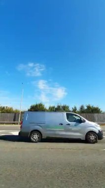 İngiliz Otoyolları ve Otobanlarında Araba Sürüşü. British Road Travel and Trafic 'in 15 Ekim 2025' te İngiltere 'nin İngiliz Otoyolları ve Otoyolları' nda Sunny Day Drive sırasında çekilmiş kamerası hızlandırılmış dikey görüntüsü..