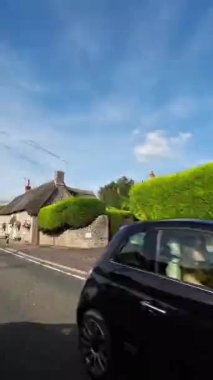 İngiliz Otoyolları ve Otobanlarında Araba Sürüşü. British Road Travel and Trafic 'in 15 Ekim 2025' te İngiltere 'nin İngiliz Otoyolları ve Otoyolları' nda Sunny Day Drive sırasında çekilmiş kamerası hızlandırılmış dikey görüntüsü..