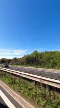 İngiliz Otoyolları ve Otobanlarında Araba Sürüşü. British Road Travel and Trafic 'in 15 Ekim 2025' te İngiltere 'nin İngiliz Otoyolları ve Otoyolları' nda Sunny Day Drive sırasında çekilmiş kamerası hızlandırılmış dikey görüntüsü..