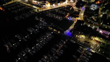 Işıklandırılmış Central Plymouth İHA Turu Yüksek Açılı Zaman Hızlandırmalı Görüntüleri Gece yarısı İngiltere Birleşik Devletleri Binaları 'nın Aydınlanmış Ana Caddeleri üzerinde. 28 Haziran 2025.