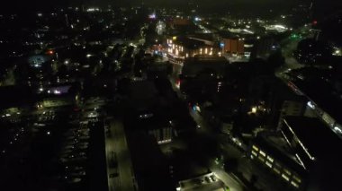 Işıklandırılmış Central Plymouth İHA Turu Yüksek Açılı Zaman Hızlandırmalı Görüntüleri Gece yarısı İngiltere Birleşik Devletleri Binaları 'nın Aydınlanmış Ana Caddeleri üzerinde. 28 Haziran 2025.