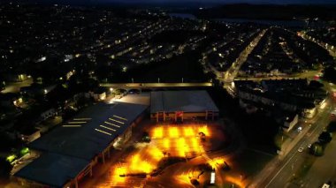 Işıklandırılmış Central Plymouth İHA Turu Yüksek Açılı Zaman Hızlandırmalı Görüntüleri Gece yarısı İngiltere Birleşik Devletleri Binaları 'nın Aydınlanmış Ana Caddeleri üzerinde. 28 Haziran 2025.