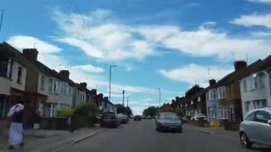 İngiltere 'nin Şehir Caddelerinde Şehir Sürüşü İngiltere üzerinde Bulutlu Gün. Geniş açılı kamera hızlandırılmış görüntü kaydı 27 Haziran 2025 'te çoğunlukla güneşli bir günde kaydedildi.. 