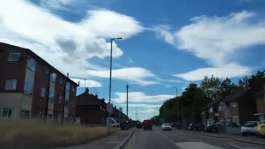 İngiltere 'nin Şehir Caddelerinde Şehir Sürüşü İngiltere üzerinde Bulutlu Gün. Geniş açılı kamera hızlandırılmış görüntü kaydı 27 Haziran 2025 'te çoğunlukla güneşli bir günde kaydedildi.. 