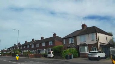 İngiltere 'nin Şehir Caddelerinde Şehir Sürüşü İngiltere üzerinde Bulutlu Gün. Geniş açılı kamera hızlandırılmış görüntü kaydı 27 Haziran 2025 'te çoğunlukla güneşli bir günde kaydedildi.. 