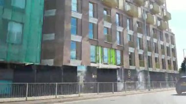 İngiltere 'nin Şehir Caddelerinde Şehir Sürüşü İngiltere üzerinde Bulutlu Gün. Geniş açılı kamera hızlandırılmış görüntü kaydı 27 Haziran 2025 'te çoğunlukla güneşli bir günde kaydedildi.. 