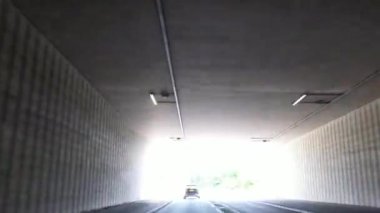 İngiltere 'nin Şehir Caddelerinde Şehir Sürüşü İngiltere üzerinde Bulutlu Gün. Geniş açılı kamera hızlandırılmış görüntü kaydı 27 Haziran 2025 'te çoğunlukla güneşli bir günde kaydedildi.. 