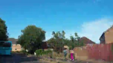 İngiltere 'nin Şehir Caddelerinde Şehir Sürüşü İngiltere üzerinde Bulutlu Gün. Geniş açılı kamera hızlandırılmış görüntü kaydı 27 Haziran 2025 'te çoğunlukla güneşli bir günde kaydedildi.. 