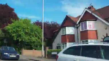 İngiltere 'nin Şehir Caddelerinde Şehir Sürüşü İngiltere üzerinde Bulutlu Gün. Geniş açılı kamera hızlandırılmış görüntü kaydı 27 Haziran 2025 'te çoğunlukla güneşli bir günde kaydedildi.. 