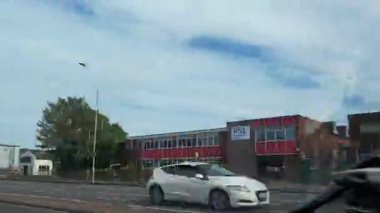 İngiltere 'nin Şehir Caddelerinde Şehir Sürüşü İngiltere üzerinde Bulutlu Gün. Geniş açılı kamera hızlandırılmış görüntü kaydı 27 Haziran 2025 'te çoğunlukla güneşli bir günde kaydedildi.. 