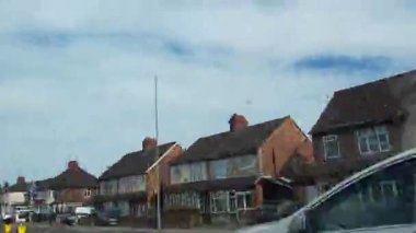 İngiltere 'nin Şehir Caddelerinde Şehir Sürüşü İngiltere üzerinde Bulutlu Gün. Geniş açılı kamera hızlandırılmış görüntü kaydı 27 Haziran 2025 'te çoğunlukla güneşli bir günde kaydedildi.. 