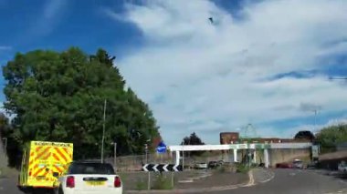 İngiltere 'nin Şehir Caddelerinde Şehir Sürüşü İngiltere üzerinde Bulutlu Gün. Geniş açılı kamera hızlandırılmış görüntü kaydı 27 Haziran 2025 'te çoğunlukla güneşli bir günde kaydedildi.. 