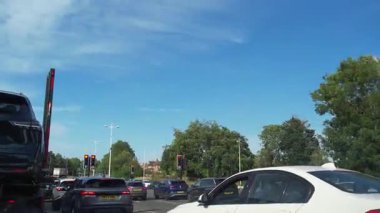 İngiltere 'nin Şehir Caddelerinde Şehir Sürüşü İngiltere üzerinde Bulutlu Gün. Geniş açılı kamera hızlandırılmış görüntü kaydı 27 Haziran 2025 'te çoğunlukla güneşli bir günde kaydedildi.. 