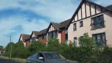 İngiltere 'nin Şehir Caddelerinde Şehir Sürüşü İngiltere üzerinde Bulutlu Gün. Geniş açılı kamera hızlandırılmış görüntü kaydı 27 Haziran 2025 'te çoğunlukla güneşli bir günde kaydedildi.. 