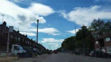 İngiltere 'nin Şehir Caddelerinde Şehir Sürüşü İngiltere üzerinde Bulutlu Gün. Geniş açılı kamera hızlandırılmış görüntü kaydı 27 Haziran 2025 'te çoğunlukla güneşli bir günde kaydedildi.. 