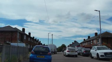 İngiltere 'nin Şehir Caddelerinde Şehir Sürüşü İngiltere üzerinde Bulutlu Gün. Geniş açılı kamera hızlandırılmış görüntü kaydı 27 Haziran 2025 'te çoğunlukla güneşli bir günde kaydedildi.. 
