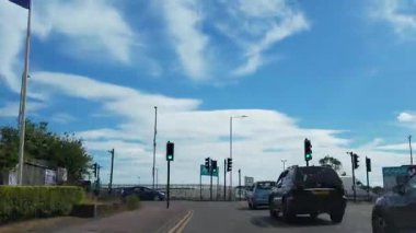 İngiltere 'nin Şehir Caddelerinde Şehir Sürüşü İngiltere üzerinde Bulutlu Gün. Geniş açılı kamera hızlandırılmış görüntü kaydı 27 Haziran 2025 'te çoğunlukla güneşli bir günde kaydedildi.. 