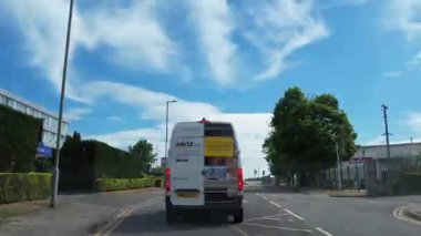 İngiltere 'nin Şehir Caddelerinde Şehir Sürüşü İngiltere üzerinde Bulutlu Gün. Geniş açılı kamera hızlandırılmış görüntü kaydı 27 Haziran 2025 'te çoğunlukla güneşli bir günde kaydedildi.. 