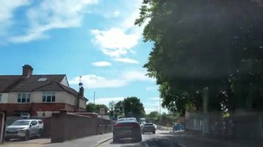İngiltere 'nin Şehir Caddelerinde Şehir Sürüşü İngiltere üzerinde Bulutlu Gün. Geniş açılı kamera hızlandırılmış görüntü kaydı 27 Haziran 2025 'te çoğunlukla güneşli bir günde kaydedildi.. 
