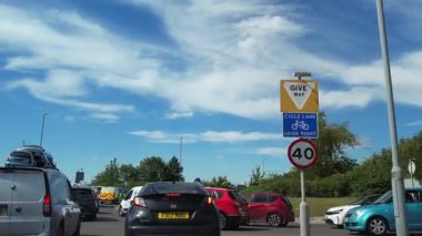 İngiltere 'nin Şehir Caddelerinde Şehir Sürüşü İngiltere üzerinde Bulutlu Gün. Geniş açılı kamera hızlandırılmış görüntü kaydı 27 Haziran 2025 'te çoğunlukla güneşli bir günde kaydedildi.. 